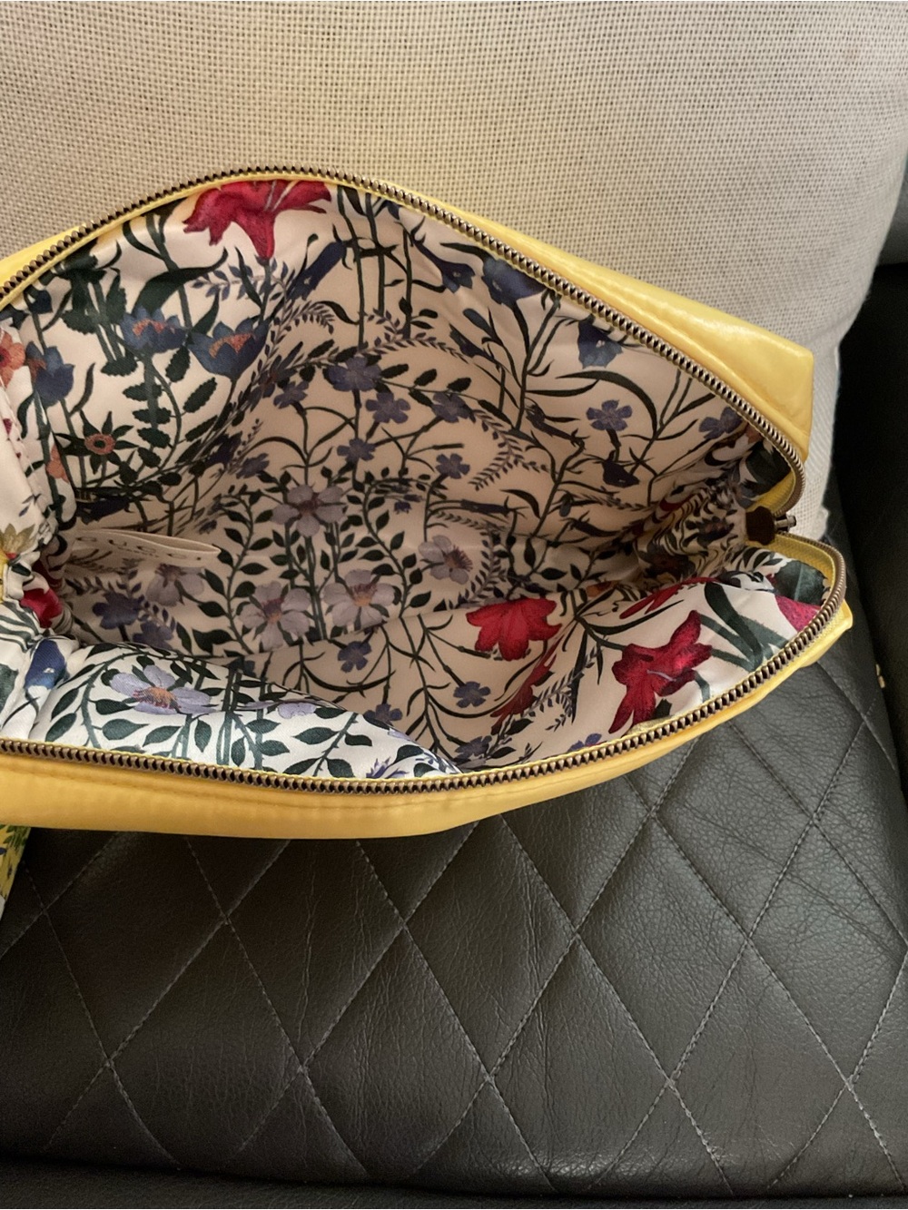 Gucci Yellow Cosmetic Pouch with Pink Heart Compact and Floral Accessories - Picture 4 of 5